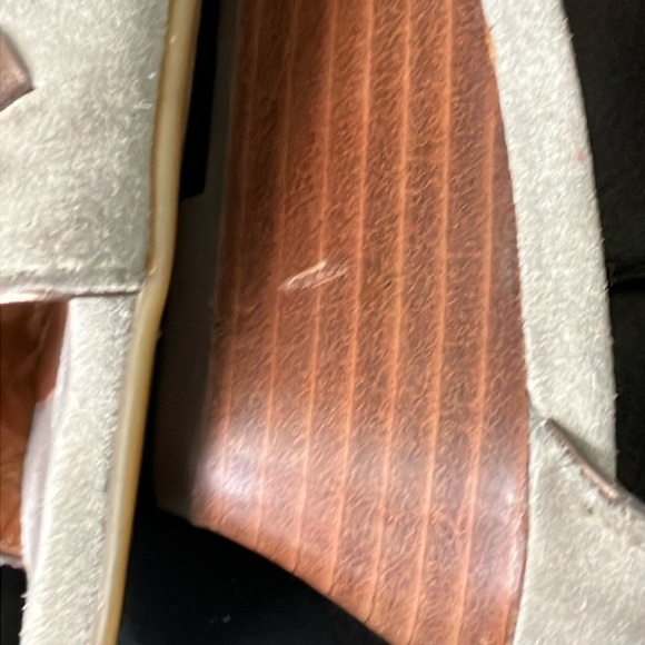 Clark’s artisan size 6 women’s Wedge Sandals with T-Strap and Decorative Cutouts - Picture 9 of 15